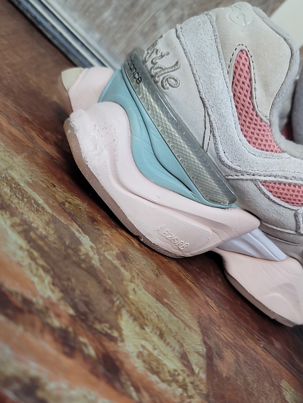๐ฅ Rare New Balance 9060 'Inside Voices' "Penny Cook Pink" Wmns 7 Good Conditon. - Picture 15 of 16